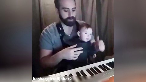 پیانو زدن پدر مهربان برای نوزاد دوست داشتنی