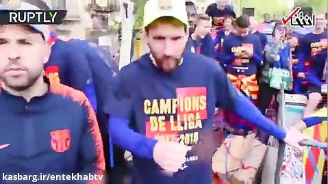 جشن قهرمانی بارسلونا بر روی اتوبوس از دریچه دوربین پیکه