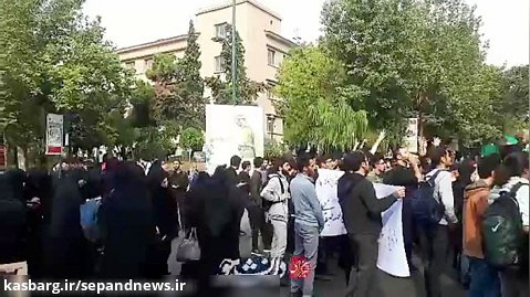 شعارهای دانشجویان معترض دانشگاه تهران پشت درب های بسته محل سخنرانی روحانی