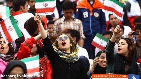 ورود زنان به سمت گیت های ورودی ورزشگاه آزادی برای تماشای دیدار ایران - بولیوی