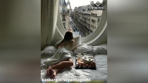 یه صبح عالی با منظره برج ایفل و شهر پاریس از پنجره یک هتل..