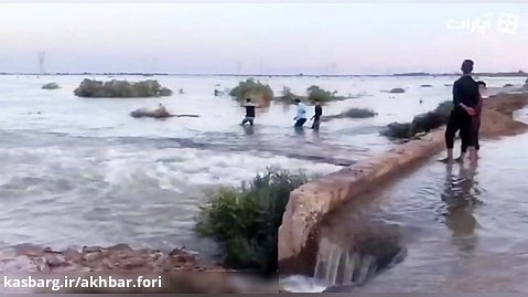 بالا آمدن آب رودخانه در جاده اهواز به آبادان