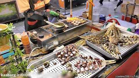 غذای کره ای خیابان. سوسیس و کبوتر هشت پا در Myeongdong، سئول