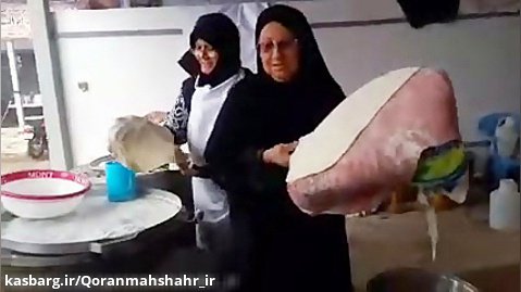 پخت نان تنوری برای زائرین موکب حضرت علی اکبر (ع) شلمچه