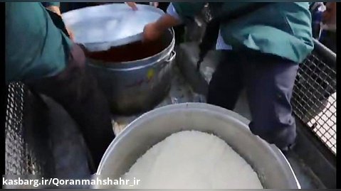 توزیع غذا لب مرز بین زائرین موکب حضرت علی اکبر (ع) شلمچه ۱۳۹۵