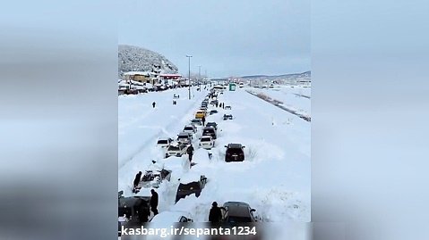فیلمی از بارش ۱ متری برف و گرفتاری خودروها در رشت