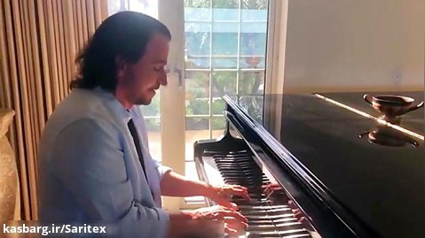 نوازندگی خانگی و پراحساس پیانو توسط یانی