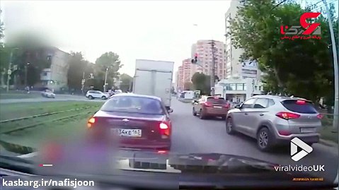 فیلم واکنش سریع راننده با دیدن لاستیک سرگردان در خیابان