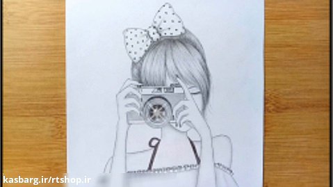 آموزش نقاشی دختری در حال عکاسی