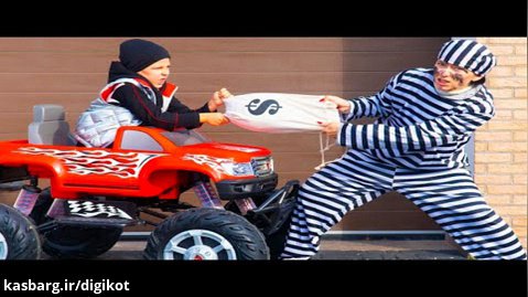 بازی آرتم و مامانی - آرتم پلیس می شود تا دزد را تعقیب کند