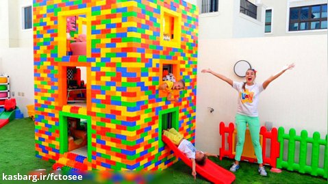ولاد و نیکی با بلوک های اسباب بازی رنگی بازی می کنند و خانه سه طبقه را می سازند