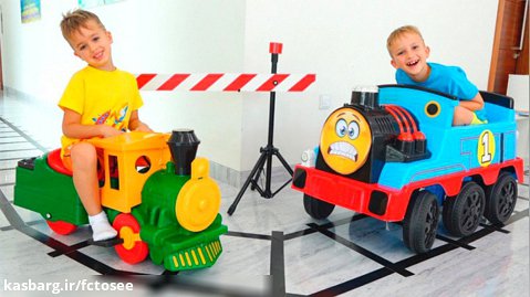 ولاد و نیکیتا با اسباب بازی های قطار بازی می کنند