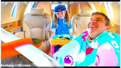 نستیا وانمود می کند که در هواپیما مهماندار پرواز پدر است. داستان برای بچه ها.